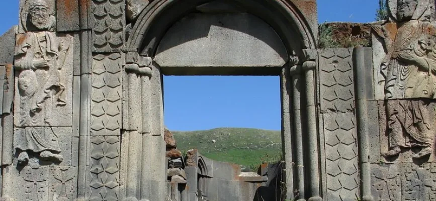 Աղջոց վանքի տեսարանը լեռնային լանդշաֆտի մեջ