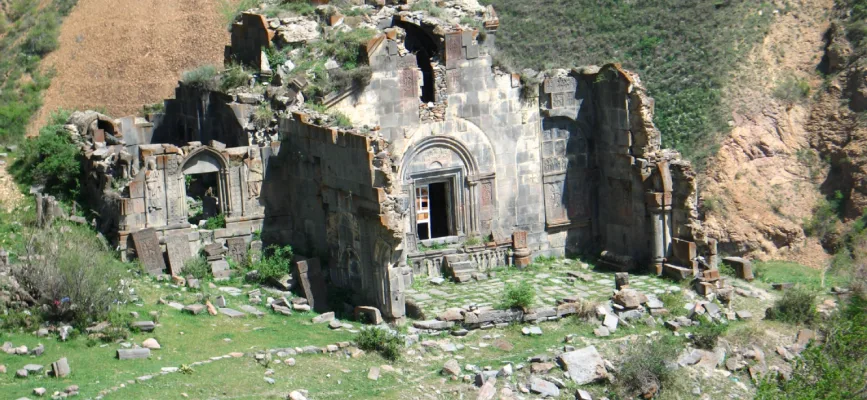 Աղջոց վանքի ավերակները Խոսրովի արգելոցում Գառնիի մոտ