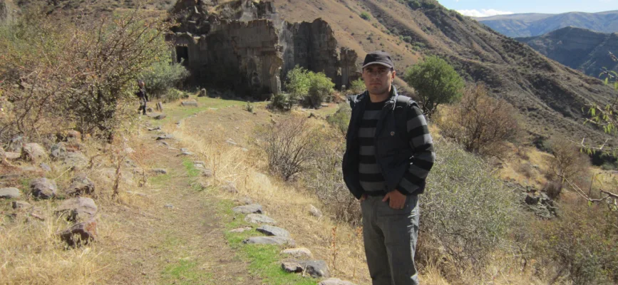 Աղջոց Սուրբ Ստեփանոս վանական համալիրի պատերը և քարե դետալները