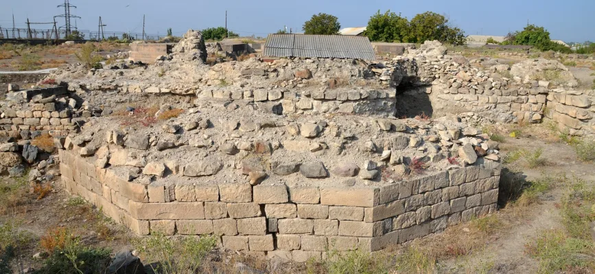 Հին Դվինի հնագիտական ավերակների քարե հիմքերը Արարատի մարզում