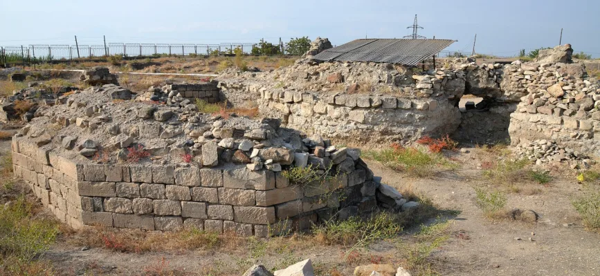 Դվինի Սուրբ Գրիգորի տաճարի տարածքի պահպանված հիմքերը