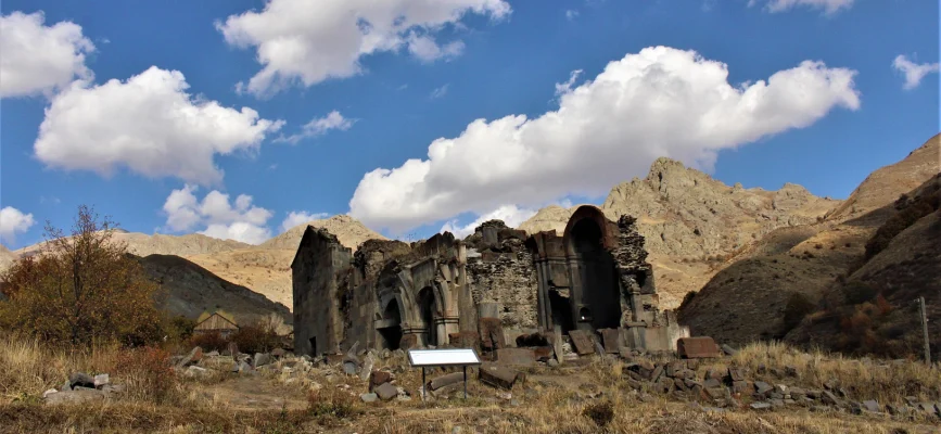 Արատեսի վանքի կիսավեր եկեղեցիները Վայոց ձորի լեռների մեջ