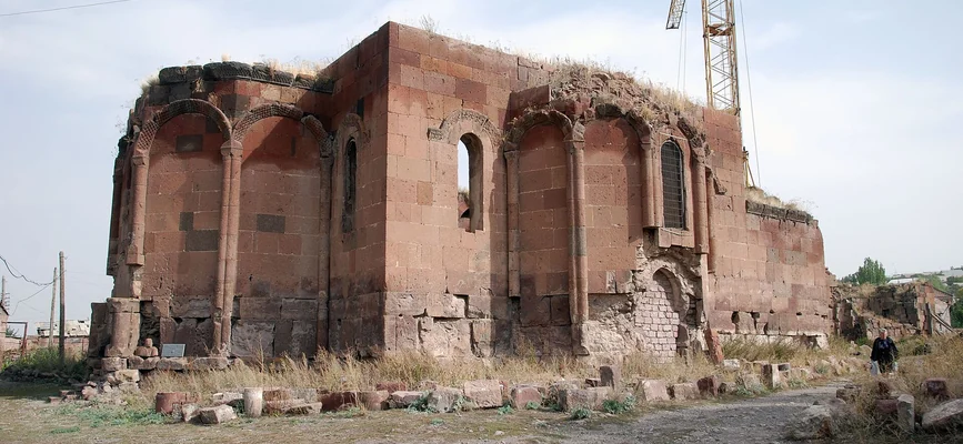 Արթիկի Սուրբ Գևորգ տաճարի խաչաձև ծավալն ու կորսված գմբեթի բաց ուրվագիծը