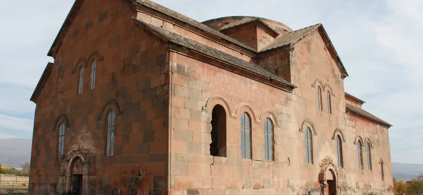 Արուճի Սուրբ Գրիգոր տաճարի երկարավուն տուֆակերտ ծավալը հարավ-արևմուտքից