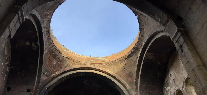 Արուճի տաճարի ներսից երևացող բաց գմբեթատակ օղակը և պահող կամարները