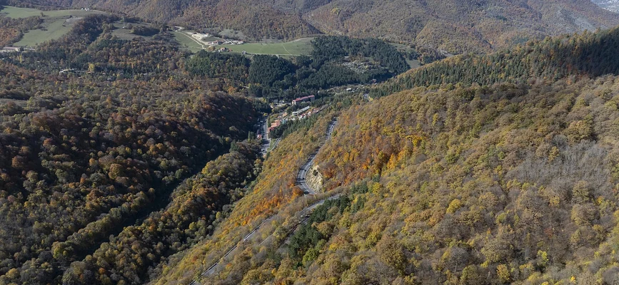 Դիլիջանի անտառային լանջերի աշնանային համայնապատկերը՝ ճանապարհով, ձորով և Տավուշի լեռնային կանաչապատ գոտով