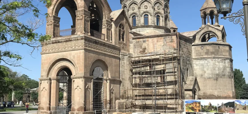 Главный фасад Эчмиадзинского собора в Вагаршапате