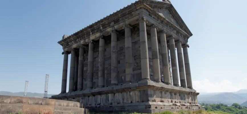 Գառնիի տաճարի սյունաշարը և քարե հարթակը