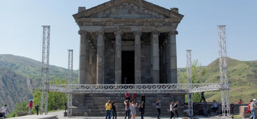 Գառնիի հեթանոսական տաճարի դիմային տեսարանը Կոտայքում
