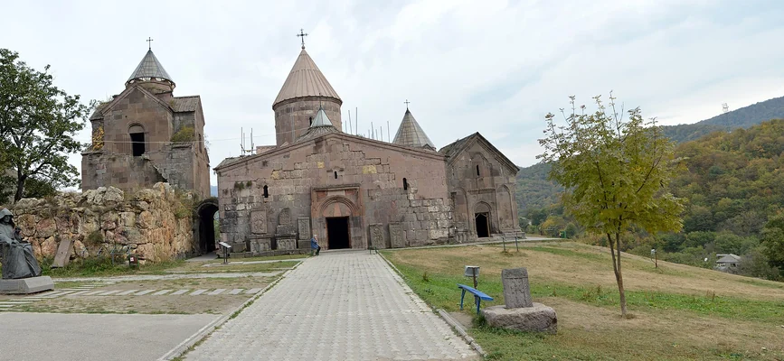 Գոշավանքի վանական համալիրի ընդհանուր տեսարան Գոշ գյուղում՝ եկեղեցիներով, բակով և Տավուշի կանաչ լանջերով