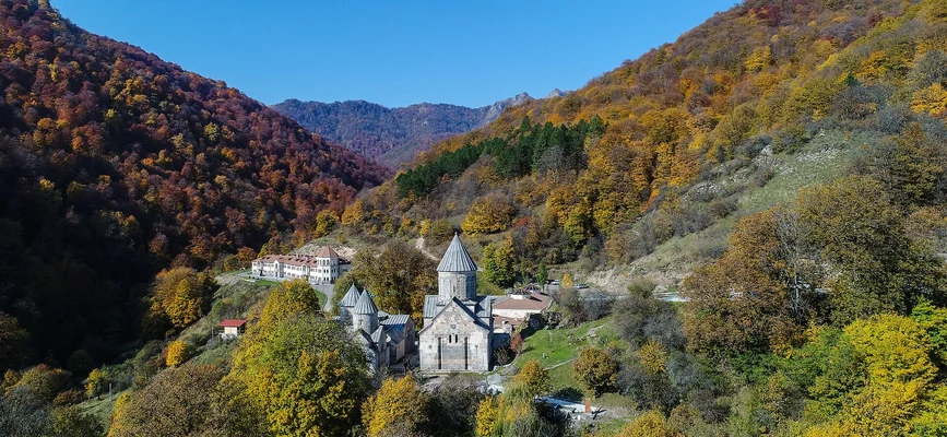 Հաղարծինի վանքը Դիլիջանի անտառապատ լանջերի մեջ՝ աշնանային ձորով և վանական համալիրի գմբեթներով