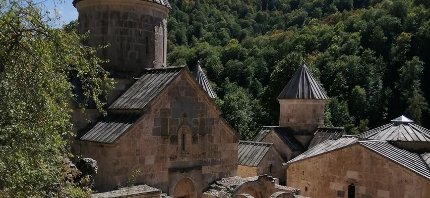 Հաղարծինի վանական համալիրի եկեղեցիներն ու գմբեթները՝ տուֆե պատերով և Դիլիջանի կանաչ անտառի ֆոնին