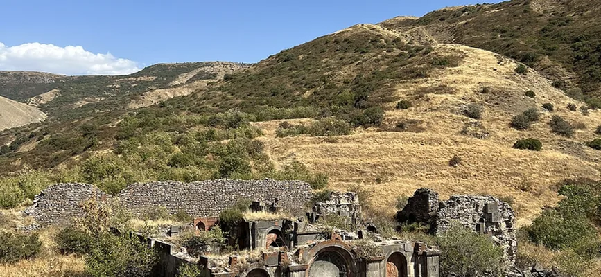 Հավուց Թառ վանքի ավերակները Գառնիի մոտ Կոտայքում