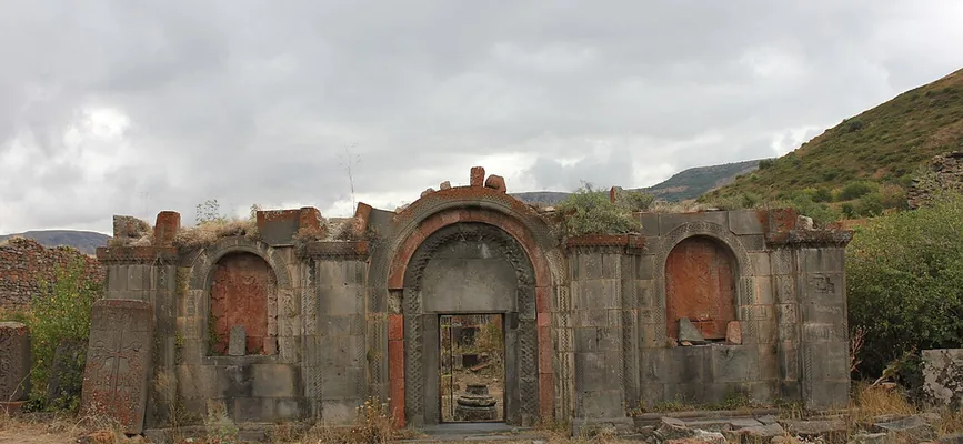 Հավուց Թառ վանքի քարե դետալները և միջնադարյան պատերը