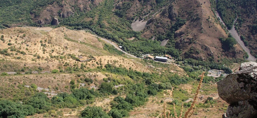 Եղեգիս գետի կանաչապատ ձորալանջը Հերմոնի վանքի մոտ