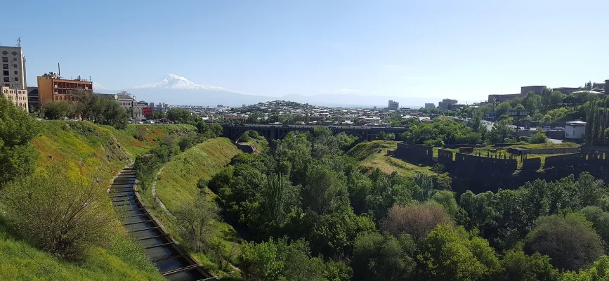 Հրազդանի կիրճի կանաչ լանջերը, Հաղթանակի կամուրջն ու Արարատ լեռը Երևանում