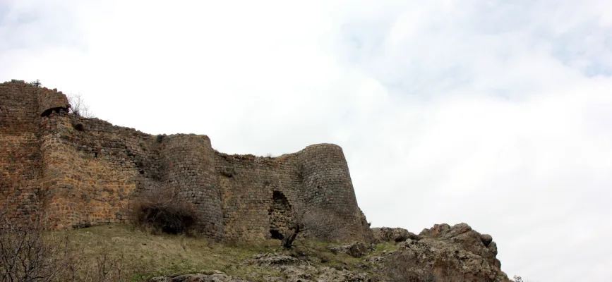 Կաքավաբերդի ամրոցի և շրջակա լանդշաֆտի տեսարան