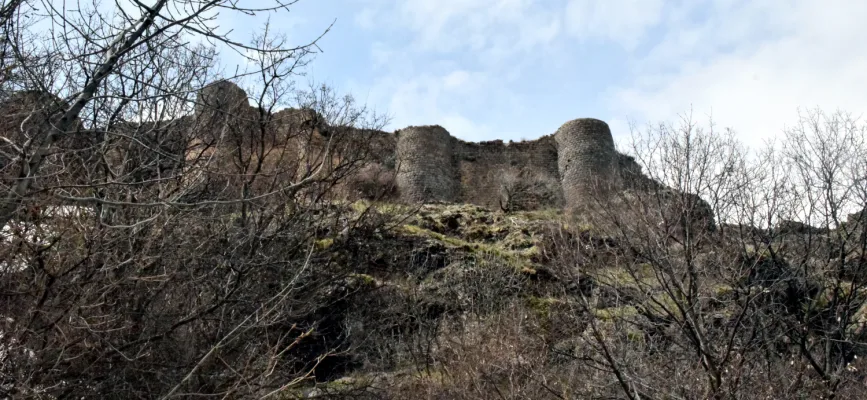 Կաքավաբերդի ամրոցի պահպանված պարիսպները Խոսրովի արգելոցում