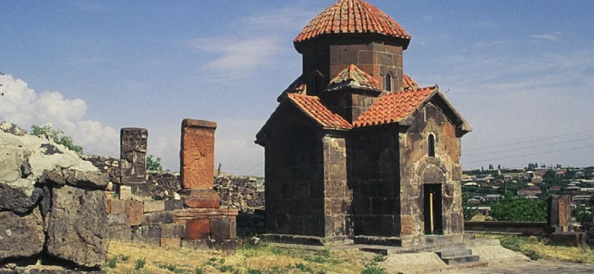 Восьмигранный барабан и красная черепичная кровля Кармравора