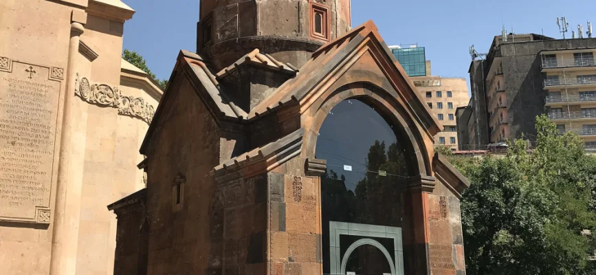 Средневековая Катогике рядом с современной церковью Святой Анны
