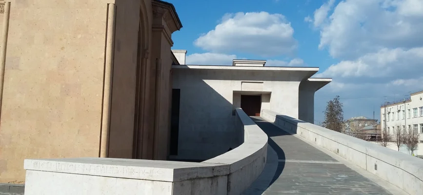 Длинный пандус и современное крыло Музея-института Комитаса