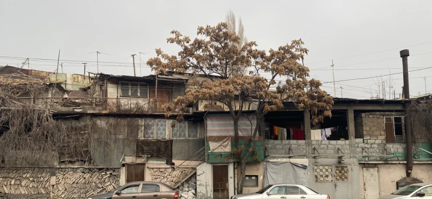 Կոնդի փողոցահայաց տներն ու տանիքները Փարոնյան փողոցից