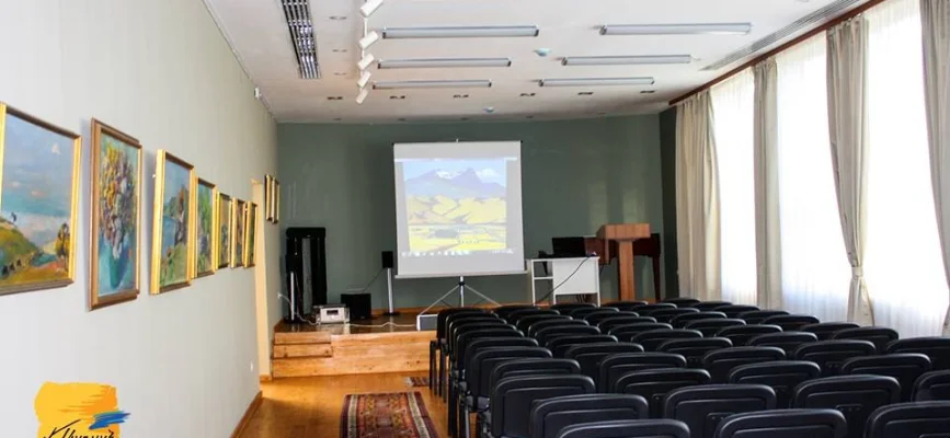 Մարտիրոս Սարյանի տուն-թանգարանի երրորդ հարկի սրահը՝ նկարներով և նստատեղերով