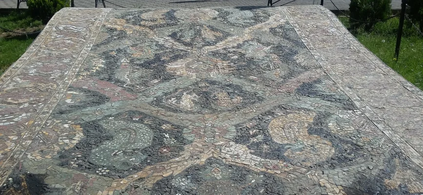 Megerian Carpet-ի գորգային նախշով խճանկարը Կարապի լճի մոտ Երևանում