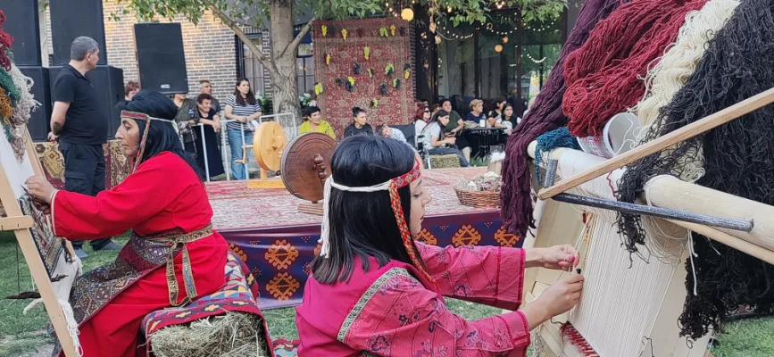 Հայ գորգագործները դազգահների մոտ գունավոր թելերով ձեռքով հանգույց են կապում