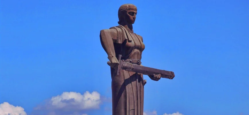 Строгое лицо, меч в обеих руках и щит статуи Мать Армения