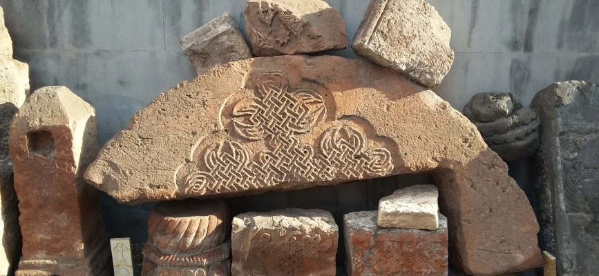 Экспозиция старых резных камней во дворе Святой Анны и Катогике