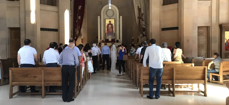 Венчание в светлом интерьере церкви Святой Анны