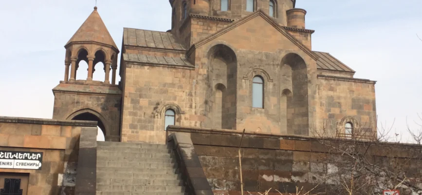 Крестообразный объём и центральный купол церкви Святой Рипсиме в Вагаршапате