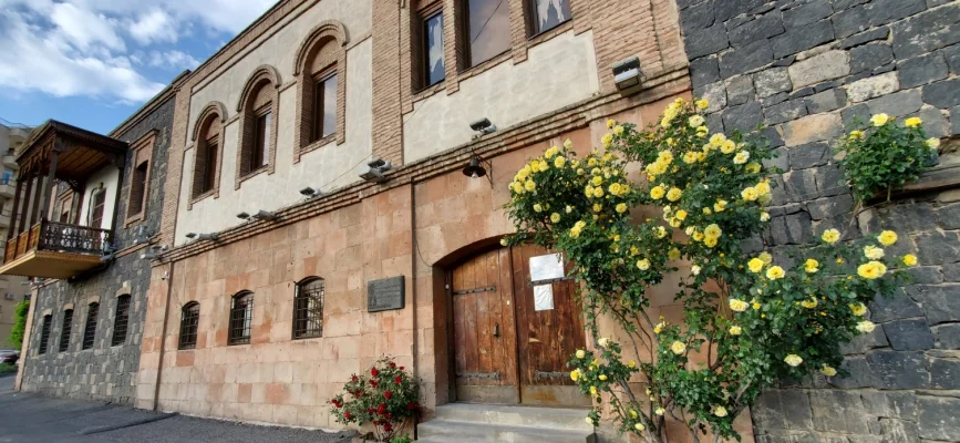 Սերգեյ Փարաջանովի թանգարանի տուֆակերտ շենքը և մուտքը Երևանում