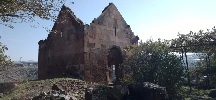 Зал без крыши и западный портал церкви Спитакавор в Аштараке