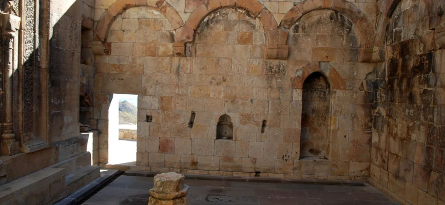 Սպիտակավոր վանքի գավթի կամարներն ու քարե պատերը ներսից