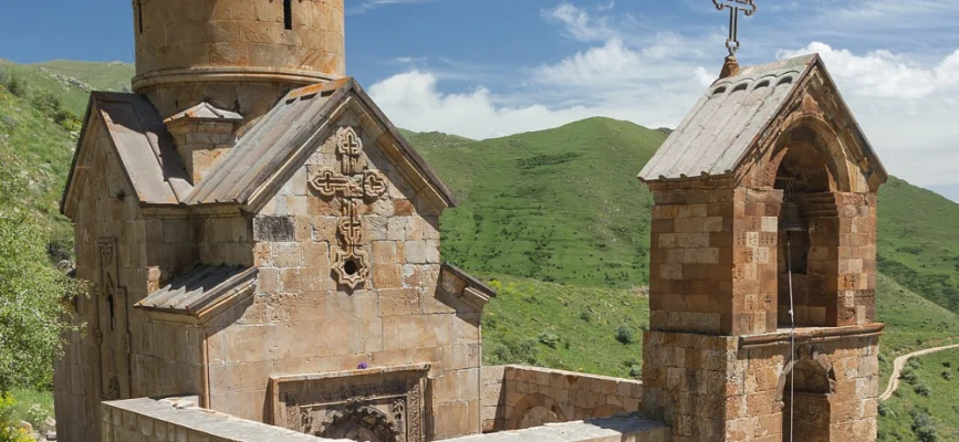 Սպիտակավոր վանքի Սուրբ Աստվածածին եկեղեցին և զանգակատունը Վայոց ձորում