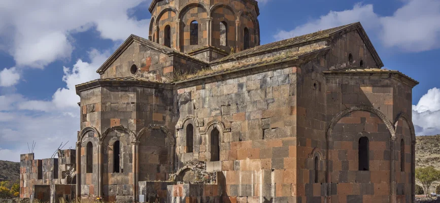 Թալինի Կաթողիկե մեծ տաճարի եռախորան արտաքին ծավալը և բաց թմբուկը