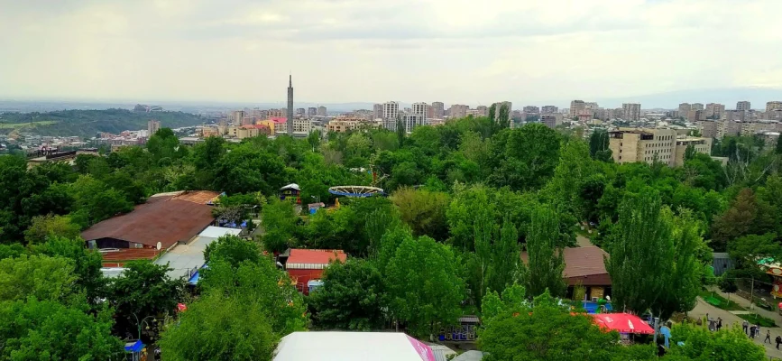 Зелёный парк Победы и вид на Ереван с высоты