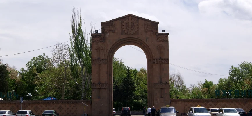 Триумфальная входная арка парка Победы из коричневого туфа