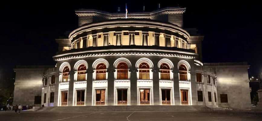 Երևանի օպերայի և բալետի թատրոնի լուսավորված ճակատը գիշերով