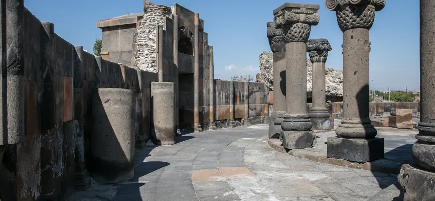 Զվարթնոցի տաճարի շրջանաձև ավերակներն Արարատի ֆոնին